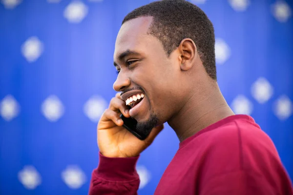 Detailní Boční Portrét Šťastný Mladý Africký Američan Mluví Mobilu Proti — Stock fotografie