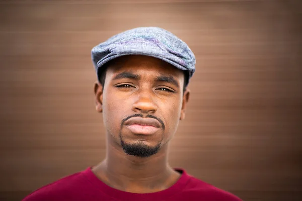 Detail Portrét Pohledný Mladý Africký Američan Muž Čepicí Hnědém Pozadí — Stock fotografie