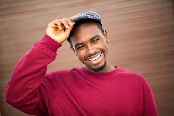Närbild Porträtt Snygg Ung Afrikansk Man Med Mössa Stående Mot — Stockfoto