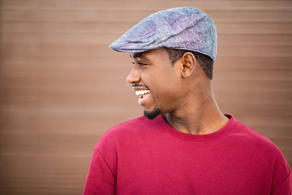 Κοντινό Πορτραίτο Προφίλ Του Κομψού Νεαρού Μαύρου Άνδρα Καπέλο Που — Φωτογραφία Αρχείου