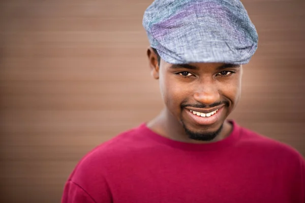 Nahaufnahme Porträt Eines Hübschen Jungen Schwarzen Mannes Mit Mütze Vor — Stockfoto
