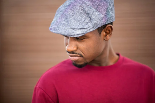 Κοντινό Πορτραίτο Ενός Σοβαρού Νεαρού Αφροαμερικανού Καπέλο Που Κοιτάζει Κάτω — Φωτογραφία Αρχείου
