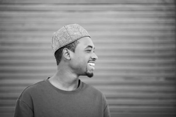 Zblízka Černobílý Boční Portrét Usmívajícího Mladého Afrického Muže Čepicí — Stock fotografie