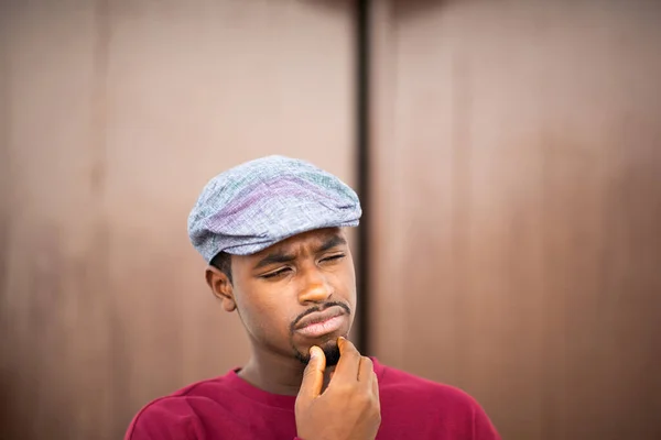 Κοντινό Πορτρέτο Του Νεαρού Μαύρου Άνδρα Καπέλο Που Κοιτάζει Αλλού — Φωτογραφία Αρχείου