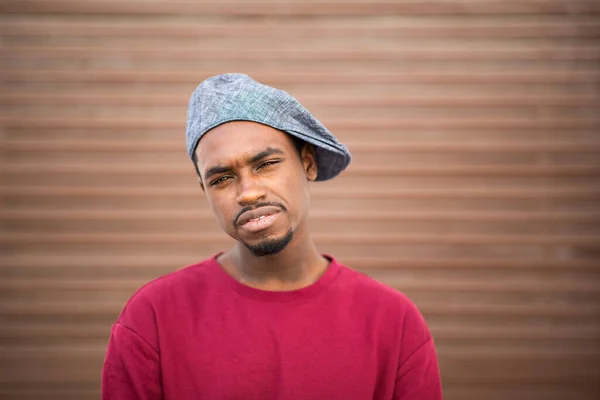 배경에 모자를 잘생긴 아프리카 남자의 사진을 클로즈업 — 스톡 사진