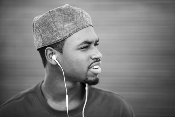 Zamknij Czarny Biały Portret Boczny Przystojnego Młodego Afrykanina Czapką Słuchawkami — Zdjęcie stockowe