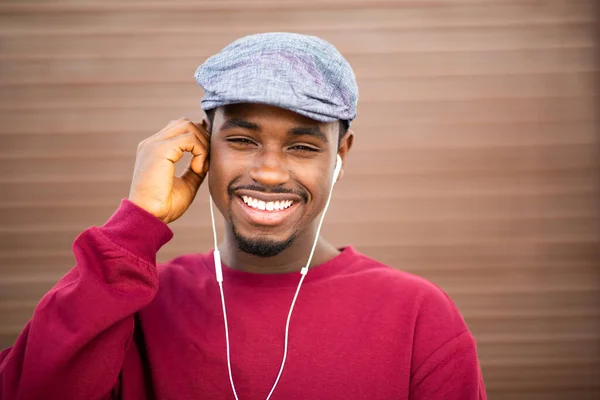 Κοντινό Πορτρέτο Του Χαμογελαστού Νεαρού Αφροαμερικανού Καπέλο Που Ακούει Μουσική — Φωτογραφία Αρχείου