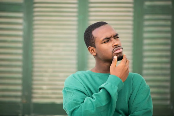 Närbild Porträtt Ung Afrikansk Amerikansk Man Med Handen Hakan Tittar — Stockfoto
