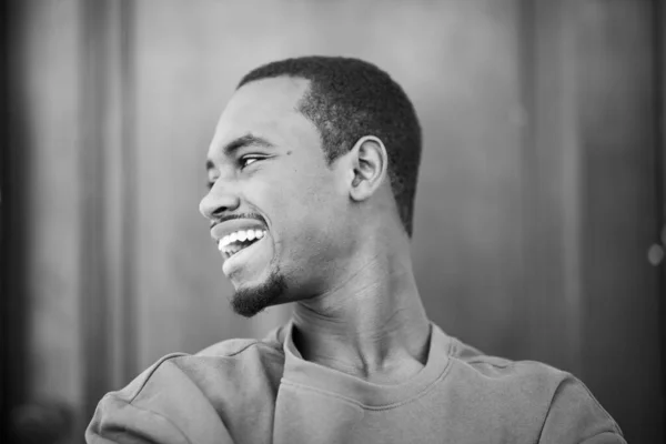 Zblízka Černobílý Boční Portrét Usmívajícího Mladého Afrického Muže — Stock fotografie