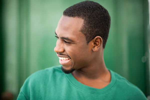 Detail Portrét Pohledného Mladého Černocha Usmívá Proti Zelenému Pozadí — Stock fotografie