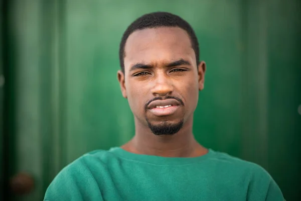 Detail Portrét Pohledného Mladého Afrického Muže Zeleném Tričku Zírající Kamery — Stock fotografie