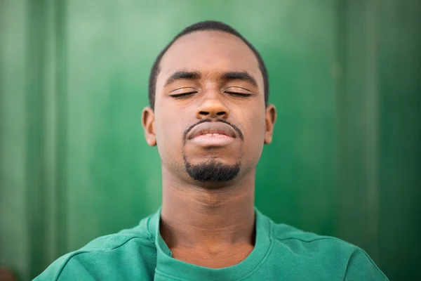 Крупный План Портрета Красивого Молодого Африканца Закрытыми Глазами Зеленом Фоне — стоковое фото
