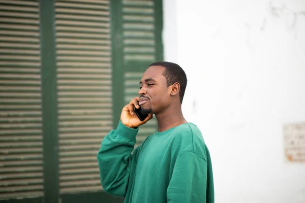 Портрет Красивого Молодого Чернокожего Мужчины Выходящего Улицу Разговаривающего Телефону — стоковое фото