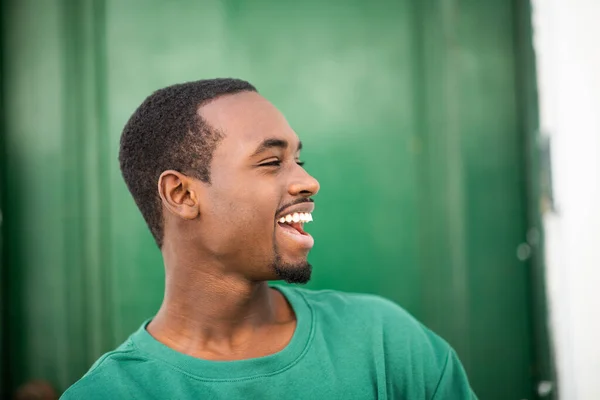 Κοντινό Πλαϊνό Πορτρέτο Του Χαρούμενου Νεαρού Αφρικανού Που Χαμογελά Πράσινο — Φωτογραφία Αρχείου