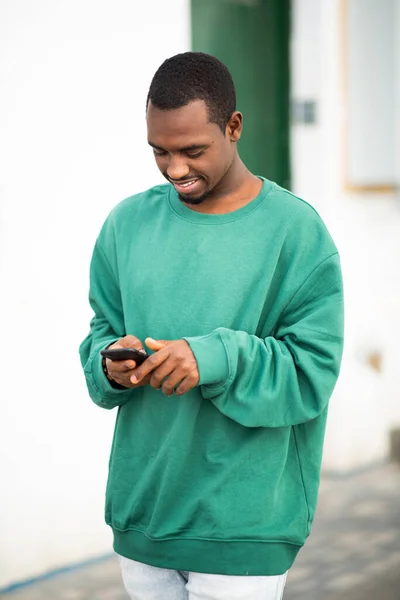 Retrato Jovem Afro Americano Caminhando Fora Usando Telefone Celular — Fotografia de Stock