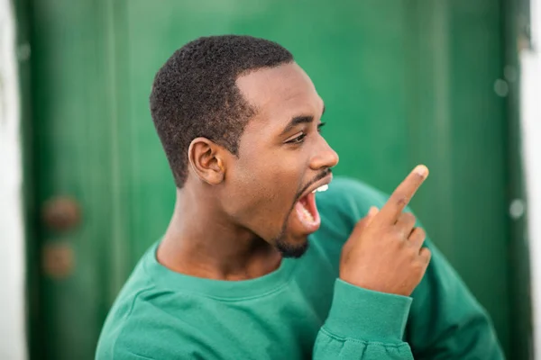 Zavřít Boční Portrét Vzrušeného Mladého Afrického Muže Dívá Pryč Proti — Stock fotografie