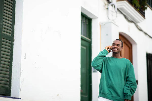 Dışarıda Yürüyen Cep Telefonuyla Konuşan Gülümseyen Yakışıklı Siyahi Adamın Portresi — Stok fotoğraf