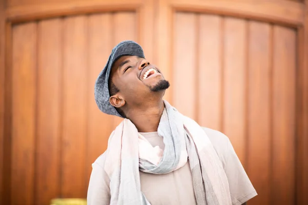 Portret Wesołego Młodego Afrykanina Czapką Szalikiem Patrzącego Górę Śmiejącego Się — Zdjęcie stockowe