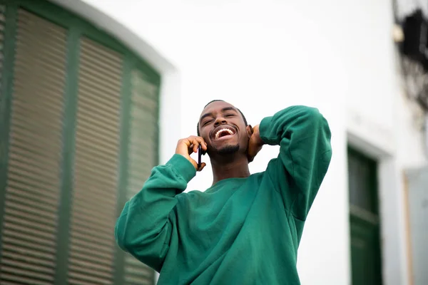 Портрет Веселого Молодого Африканца Выходящего Улицу Разговаривающего Мобильному Телефону Улыбающегося — стоковое фото