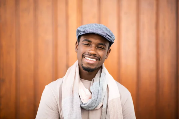 Portrét Veselého Mladého Afrického Muže Čepicí Šátkem Úsměvem Dřevěném Pozadí — Stock fotografie