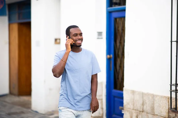 Porträt Eines Lächelnden Jungen Afroamerikaners Der Draußen Telefoniert — Stockfoto