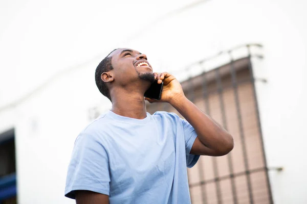 Porträtt Glad Ung Afrikansk Amerikansk Man Går Utanför Med Mobiltelefon — Stockfoto
