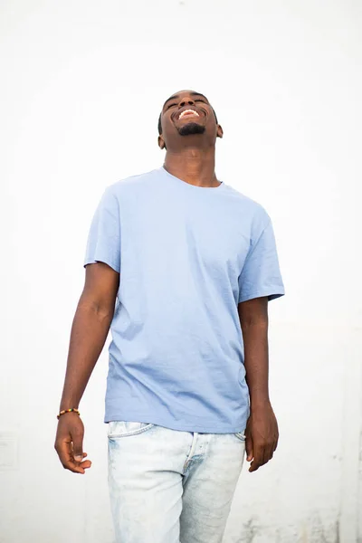 Πορτρέτο Του Χαρούμενου Νεαρού Αφροαμερικανού Που Χαμογελά Στον Λευκό Τοίχο — Φωτογραφία Αρχείου