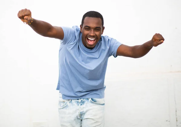Πορτρέτο Του Χαρούμενου Νεαρού Μαύρου Άνδρα Χέρια Σηκωμένα Λευκό Φόντο — Φωτογραφία Αρχείου