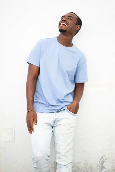 Portrait Jeune Homme Noir Élégant Souriant Contre Mur Blanc — Photo