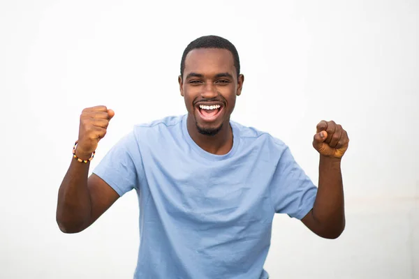Porträtt Upphetsad Ung Afrikansk Man Med Armarna Upp Mot Vit — Stockfoto