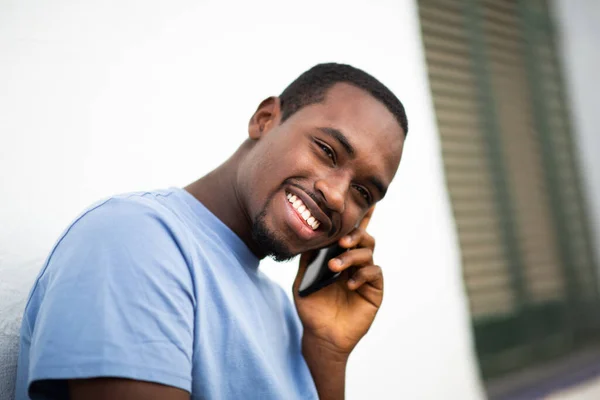 Primer Plano Retrato Hombre Africano Joven Guapo Hablando Por Teléfono — Foto de Stock