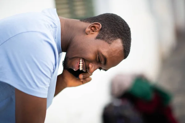 Zblízka Boční Portrét Usmívající Mladý Afričan Mluví Mobilním Telefonu Venku — Stock fotografie