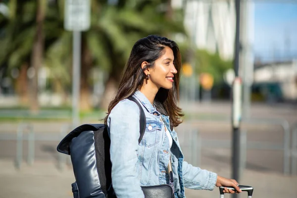 Potret Samping Tersenyum Wanita Perjalanan Dengan Tas Berdiri Luar Ruangan — Stok Foto
