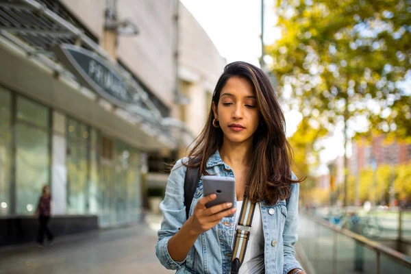 Retrato Frontal Mulher Jovem Usando Telefone Celular Cidade — Fotografia de Stock