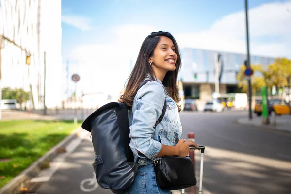 Πλευρικό Πορτρέτο Της Χαμογελαστή Ταξιδιωτική Γυναίκα Τσάντες Στέκεται Στο Δρόμο — Φωτογραφία Αρχείου
