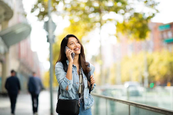 Porträtt Lycklig Kvinna Talar Med Mobiltelefon Staden — Stockfoto