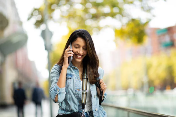 Πορτρέτο Της Χαμογελαστή Νεαρή Γυναίκα Μιλάει Κινητό Τηλέφωνο Εξωτερικούς Χώρους — Φωτογραφία Αρχείου
