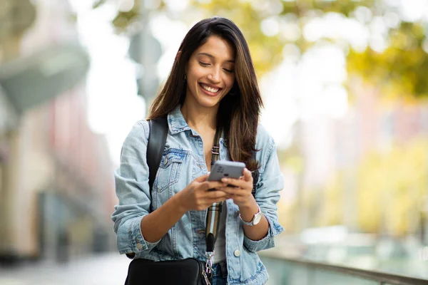 Feliz Joven Mujer Usando Teléfono Celular Aire Libre — Foto de Stock