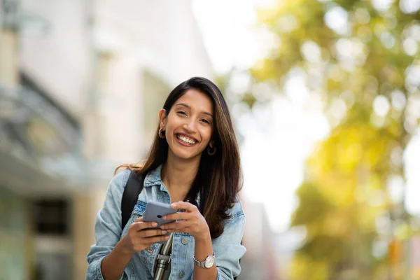 Portrét Usměvavé Ženy Držící Mobilní Telefon Venku — Stock fotografie