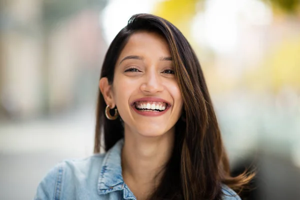 Close Front Portrait Beautiful Woman Laughing Outdoors — Stock Photo, Image