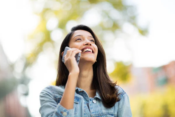 Крупним Планом Портрет Щасливої Молодої Жінки Розмовляє Мобільним Телефоном Відкритому — стокове фото