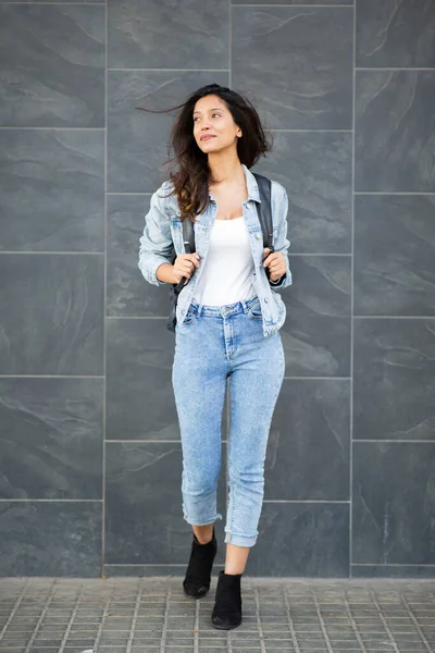 Retrato Larga Duración Una Joven Latina Caminando Con Bolsa Por —  Fotos de Stock