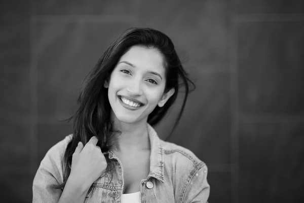 黒と白の肖像画笑顔若い女性のクローズアップ — ストック写真