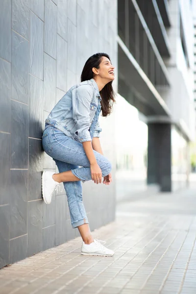 Potret Tubuh Penuh Wanita Bahagia Tertawa Sambil Bersandar Dinding Luar — Stok Foto