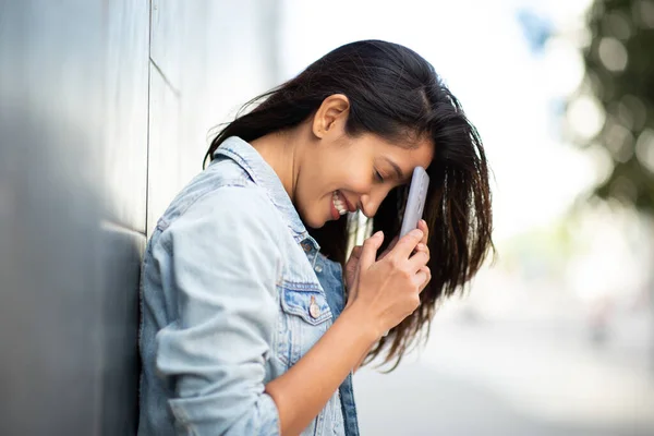 Πλευρικό Πορτρέτο Της Γυναίκας Που Γελάει Κρατώντας Κινητό Τηλέφωνο Στον — Φωτογραφία Αρχείου