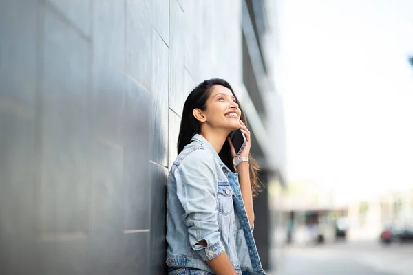 Πλευρικό Πορτρέτο Χαμογελαστή Γυναίκα Ακουμπά Στον Τοίχο Μιλώντας Κινητό Τηλέφωνο — Φωτογραφία Αρχείου