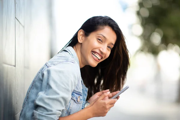 Боковой Портрет Счастливой Женщины Держащей Мобильный Телефон Улице — стоковое фото