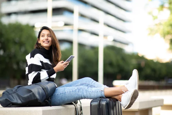 Retrato Una Joven Sonriente Sentada Aire Libre Con Teléfono Móvil — Foto de Stock