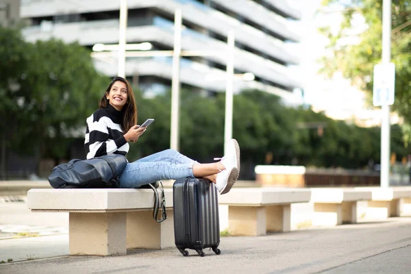Full Length Πορτρέτο Δροσερό Νεαρή Ταξιδιωτική Γυναίκα Κάθεται Κινητό Τηλέφωνο — Φωτογραφία Αρχείου