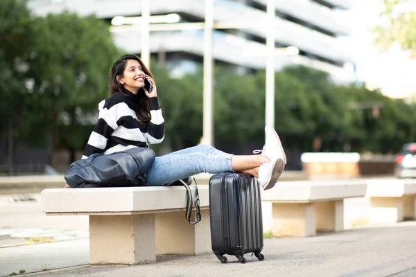 Bavulla Otururken Cep Telefonuyla Konuşan Mutlu Gezgin Kadın — Stok fotoğraf